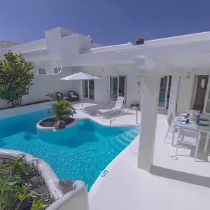 https://villa-tiguaro-lujo-piscina-climatizada-jacuzzi-ac-wifi-bahiazul.in-canary-islands.com